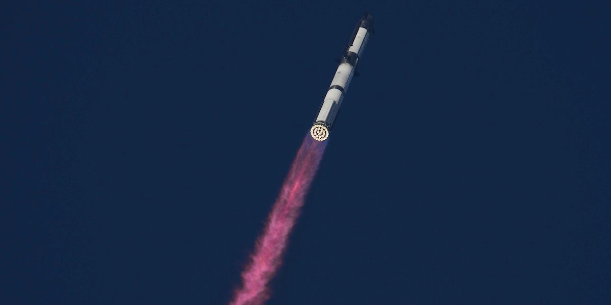 Starship lyfter från SpaceX:s bas i Texas under tisdagens testflygning.
