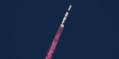 Starship lyfter från SpaceX:s bas i Texas under tisdagens testflygning.