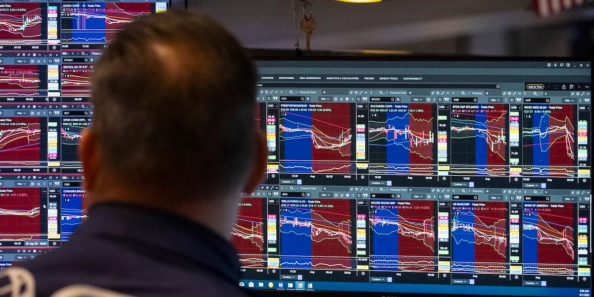 En handlare på New York-börsen. Amerikanska aktier ligger på rekordnivåer samtidigt varnar en marknadsstrateg på Bank of Amrica för bubbelvibbar.