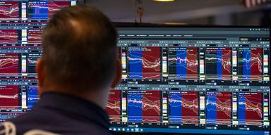 En handlare på New York-börsen. Amerikanska aktier ligger på rekordnivåer samtidigt varnar en marknadsstrateg på Bank of Amrica för bubbelvibbar.
