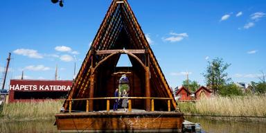 Kyrka av återvunnen plast gör turné