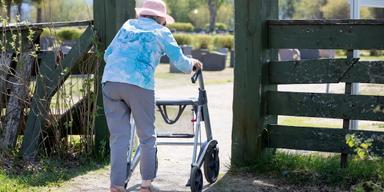 Staten har medvetet stulit tjänstepensionen menar en uppretad norsk pensionär.