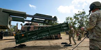 En amerikansk soldat förbereder en ATACMS-robot för lastning – ett vapen som Ukraina blockeras från att använda