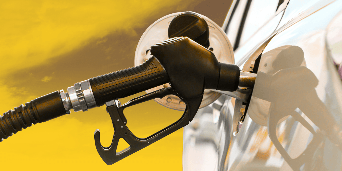 Låga prognoser för oljan och dollarn borgar för ännu lägre priser på bensin och diesel. (Kollage: Canva)