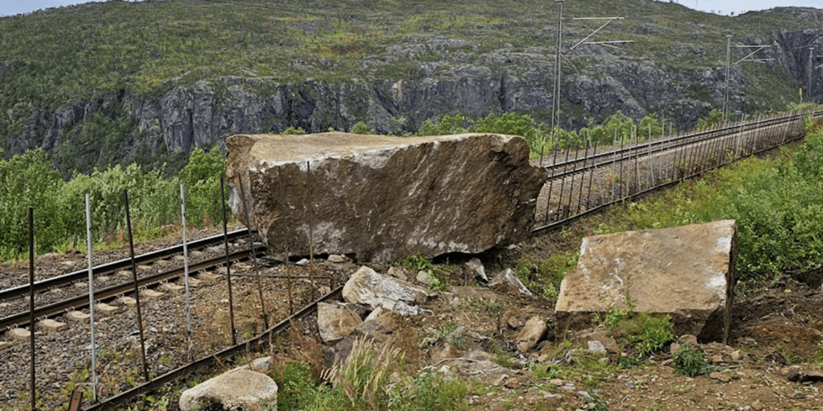 Tågtrafiken har stått still mellan Luleå och Narvik på grund av ett stenblock som fallit.