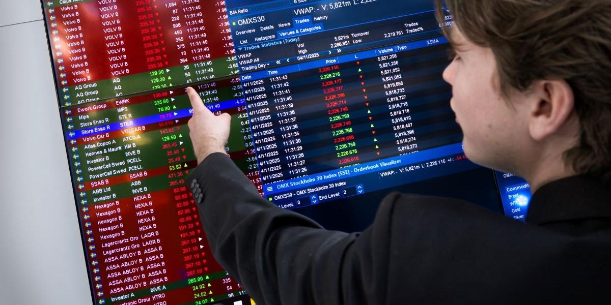 Handelsbanken pekar ut tre aktier som favoriter i sargade sektorn.
