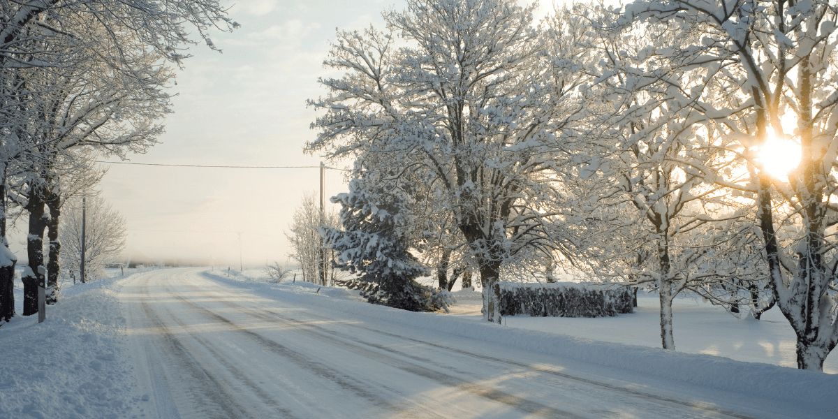 Nu längtar vi efter snöiga vintervägar. (Foto: Canva)
