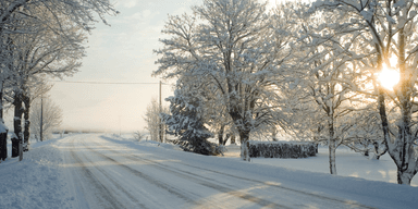 Nu längtar vi efter snöiga vintervägar. (Foto: Canva)