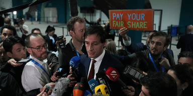 Wopke Hoekstra, EU:s klimatkommissionär, talar med medlemmar av media vid COP29, FN:s klimattoppmöte, söndag 24 november 2024. (Foto: Joshua A. Bickel/AP/TT)
