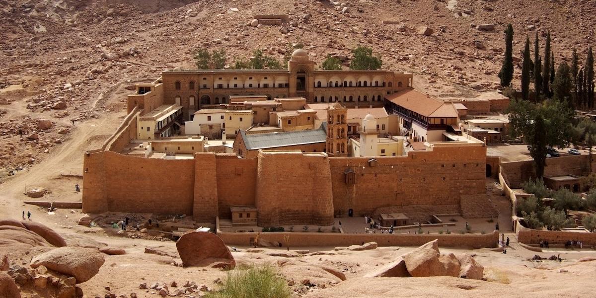 Katarinaklostret i Egypten hotas nu av turismen, där myndigheterna vill bygga hotell och andra anläggningar i Sinai-området.