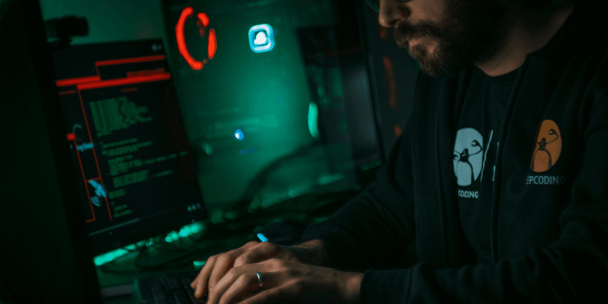 Identitetsbaserade attacker är vanliga och näringslivet står handfallna. (Foto: KeepCoding on Unsplash)