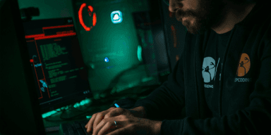 Identitetsbaserade attacker är vanliga och näringslivet står handfallna. (Foto: KeepCoding on Unsplash)