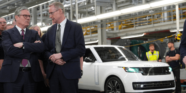 Jaguar Land Rovers vd, Adrian Marvel, till höger, talar med Storbritanniens premiärminister Keir Starmer under ett besök på en Jaguar Land Rover. (Foto: Kirsty Wigglesworth/AP/TT)