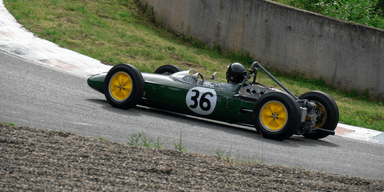 Var kommer den mytomspunna färgen British Racing Greeen från? (Foto: Nicolas Peyrol on Unsplash)