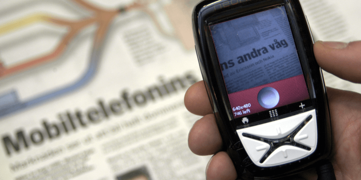 NEONODE modell N1 Mobiltelefon som saknar tangeter och styrpinne styrs via bildskärmen. (Foto: Stefan Gustavsson/SVD/TT)