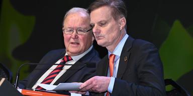 Göran Persson och Jens Henriksson, ordförande respektive vd i Swedbank, i sampsråk på årsstämman. Vilken utdelning klubbar storbanken nästa år?
