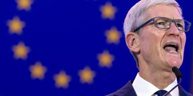 De hårda orden mellan EU och Apple fortsätter. På bilden techjättens vd Tom Cook.