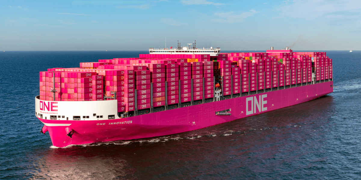 Det är ett nytt världsrekord med över 22 000 containrar på ett fartyg.