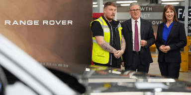 Storbritanniens premiärminister Keir Starmer, i mitten, och finansminister Rachel Reeves talar med arbetare under ett besök på en Jaguar Land Rover-fabrik i Birmingham, England i april. (Foto: Kirsty Wigglesworth/AP/TT)