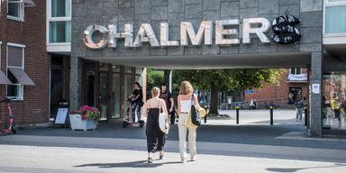 Svensk Handel välkomnar regeringens beslut om sänkta arbetsgivaravgifter för unga mellan 19 och 23 år, men Akavia varnar för att nyexaminerade akademiker lämnas utanför.