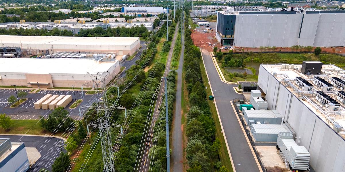 Högspänningsledningar matar elintensiva datacenter i Ashburn, Virginia, en av USA:s största hubbar för AI och molntjänster. Trycket på elnäten växer snabbt när AI-expansionen tar fart.