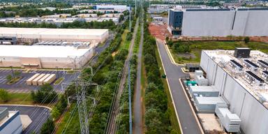 Högspänningsledningar matar elintensiva datacenter i Ashburn, Virginia, en av USA:s största hubbar för AI och molntjänster. Trycket på elnäten växer snabbt när AI-expansionen tar fart.