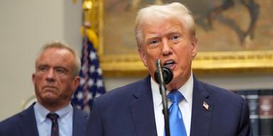 President Donald Trump och hälsominister Robert F. Kennedy Jr. under presskonferensen om paracetamol och autism.