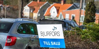 Utbudet är ovanligt stort samtidigt som priserna står still, ett läge som kan gynna långsiktiga köpare, enligt mäklare. (