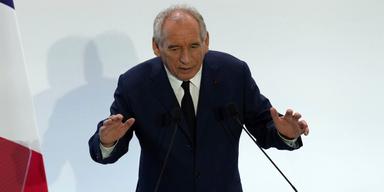 Frankrikes premiärminister François Bayrou uppger att det är landets pensionärer som förstör ekonomin.