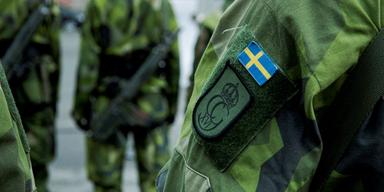 Invandrare har högre vilja att försvara Sverige