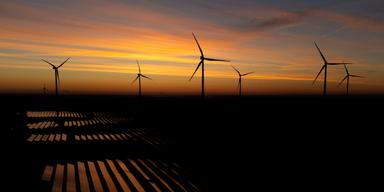 Vindkraftverk vid solenergiparken Klettwitz Nord i kommunen Schipkau, Brandenburg. I samma område byggs nu världens högsta vindkraftverk som ska nå 365 meter.