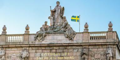 På 1990-talet enades partierna om ett stramt finanspolitiskt ramverk, grunden till den svenska skuldbromsen.
