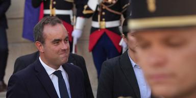 Frankrikes nye premiärminister Sébastien Lecornu vid maktskiftet i Paris tar över med uppgiften att ena ett splittrat parlament och hantera Fitchs nedgradering av landets kreditbetyg.