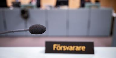 Den åtalade advokaten är välanlitad och fanns i fjol med på listan över de försvarare som drog in mest pengar.