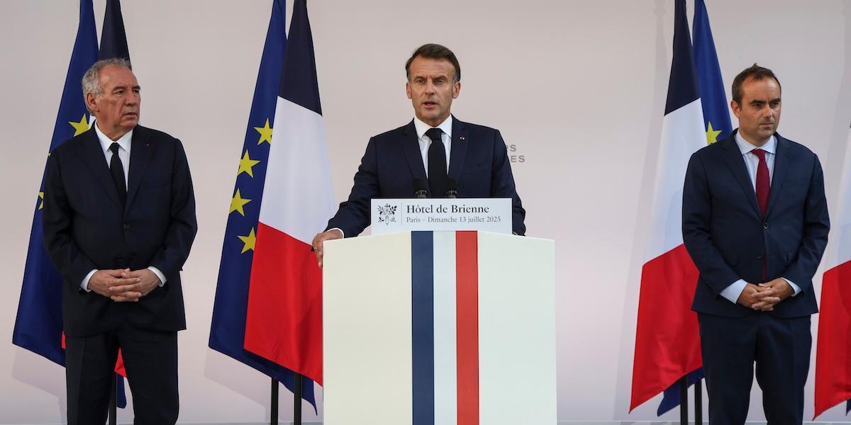 Om regeringen kollapsar har president Emmanuel Macron tre alternativ: utse en ny premiärminister, bilda en provisorisk regering eller upplösa nationalförsamlingen.