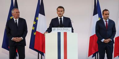 Om regeringen kollapsar har president Emmanuel Macron tre alternativ: utse en ny premiärminister, bilda en provisorisk regering eller upplösa nationalförsamlingen.