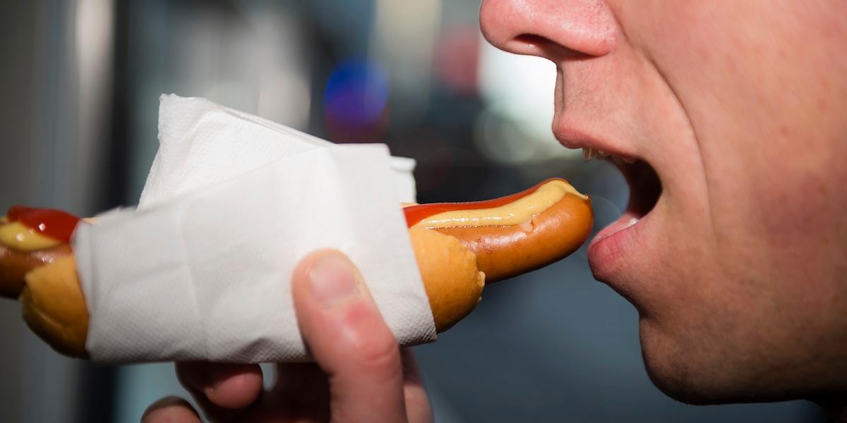 En ny studie visar att även små vardagsportioner av korv och läsk kan kopplas till ökad sjukdomsrisk.