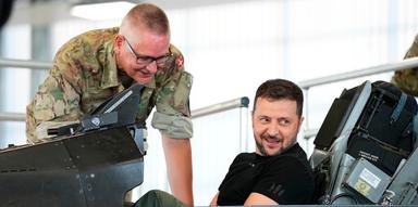 Ukraina och Danmark ska samarbeta genom en ny vapenfabrik. På bilden syns president Volodymyr Zelenskyj när han besökte Danmarks största flygbas utanför Vojens.