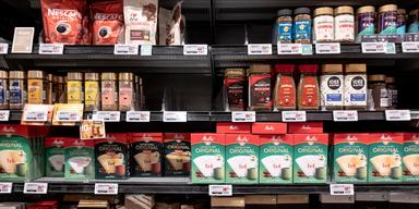 Kaffehyllan i en svensk matbutik. Priserna har stigit under augusti, främst för snabbkaffe, kapslar och hela bönor