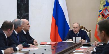 Rysslands president Vladimir Putin leder ett möte i säkerhetsrådet i Kreml på måndagen