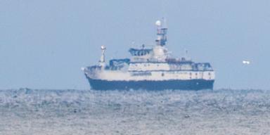 Det ryska fiskefartyget Mechanic Stepanov låg stilla söder om Öresundsbron efter ett maskinhaveri och drev in på danskt vatten.