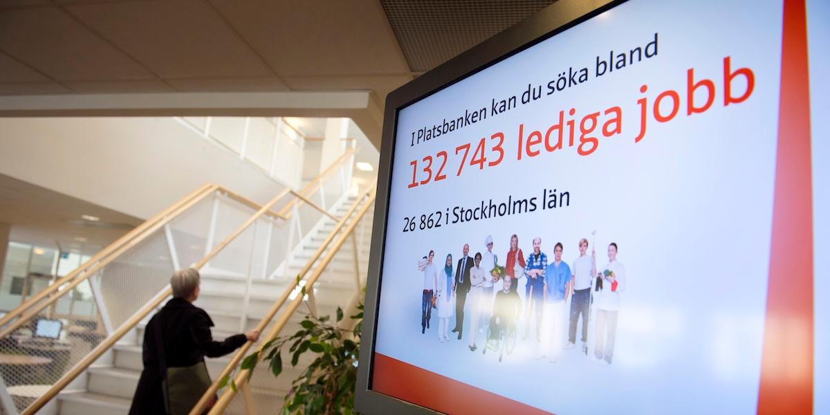Allt fler får a-kassa trots att det finns lediga jobb i flera branscher.