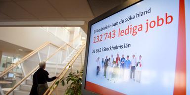 Allt fler får a-kassa trots att det finns lediga jobb i flera branscher.