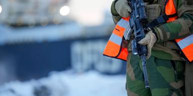 Norska soldater lastar militärt materiel i Orkanger hamn inför ett NATO-uppdrag i Polen. (Foto: Ole Martin Wold / NTB)