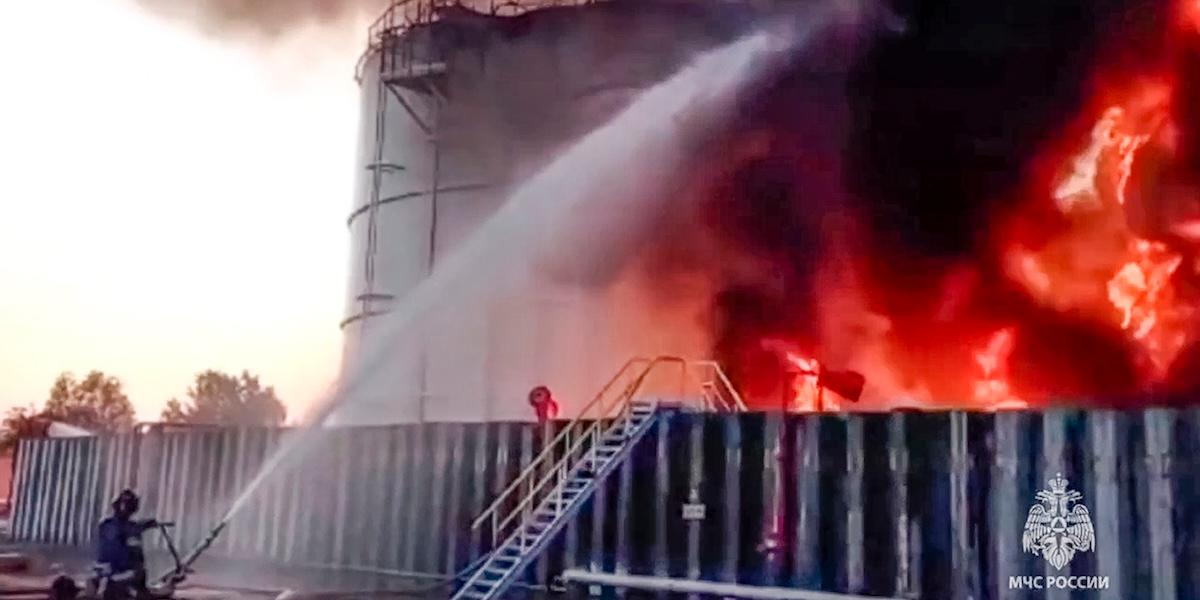 Brandmän bekämpar en kraftig eld efter en ukrainsk drönarattack mot en oljereservoar i Rostov-regionen. Angrepp på ryska oljeanläggningar har blivit allt vanligare och kan nu tvinga Moskva att minska produktionen.