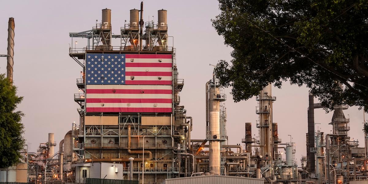 ConocoPhillips planerar att skära ned personalstyrkan med upp till 25 procent efter köpet av Marathon Oil.