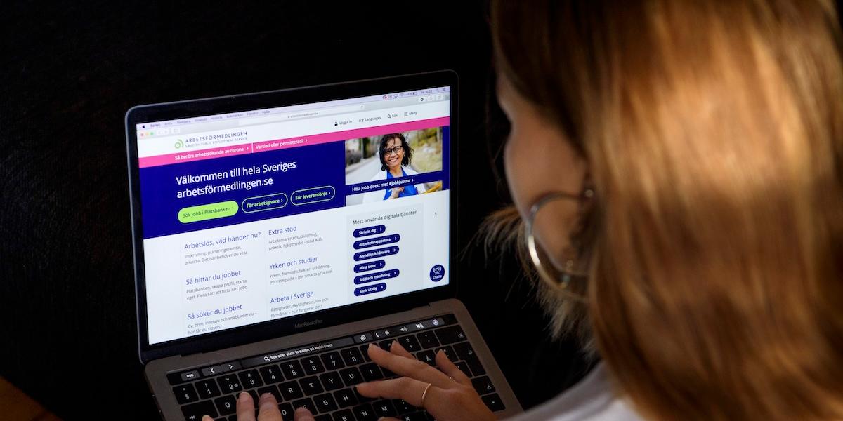 En arbetssökande använder Arbetsförmedlingens digitala tjänster för att söka jobb. Arbetslösheten i Sverige är fortsatt bland de högsta i EU.