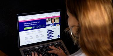 En arbetssökande använder Arbetsförmedlingens digitala tjänster för att söka jobb. Arbetslösheten i Sverige är fortsatt bland de högsta i EU.