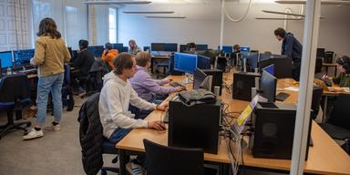 På Högskolan i Skövde utvecklar studenter sina projekt. Men på arbetsmarknaden väntar tuff konkurrens då rekordmånga akademiker är utan jobb.