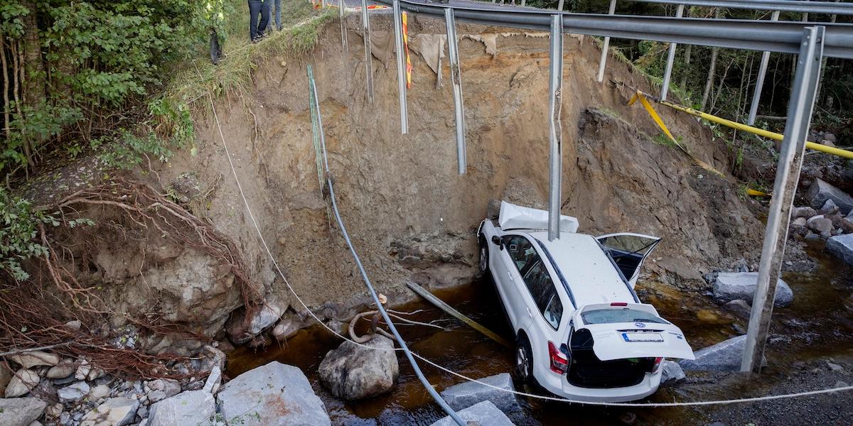 Länsväg 738 i Härnösand, där vägen rasade efter helgens skyfall. En man i 75-årsåldern omkom när hans bil drogs ner i rasmassorna.